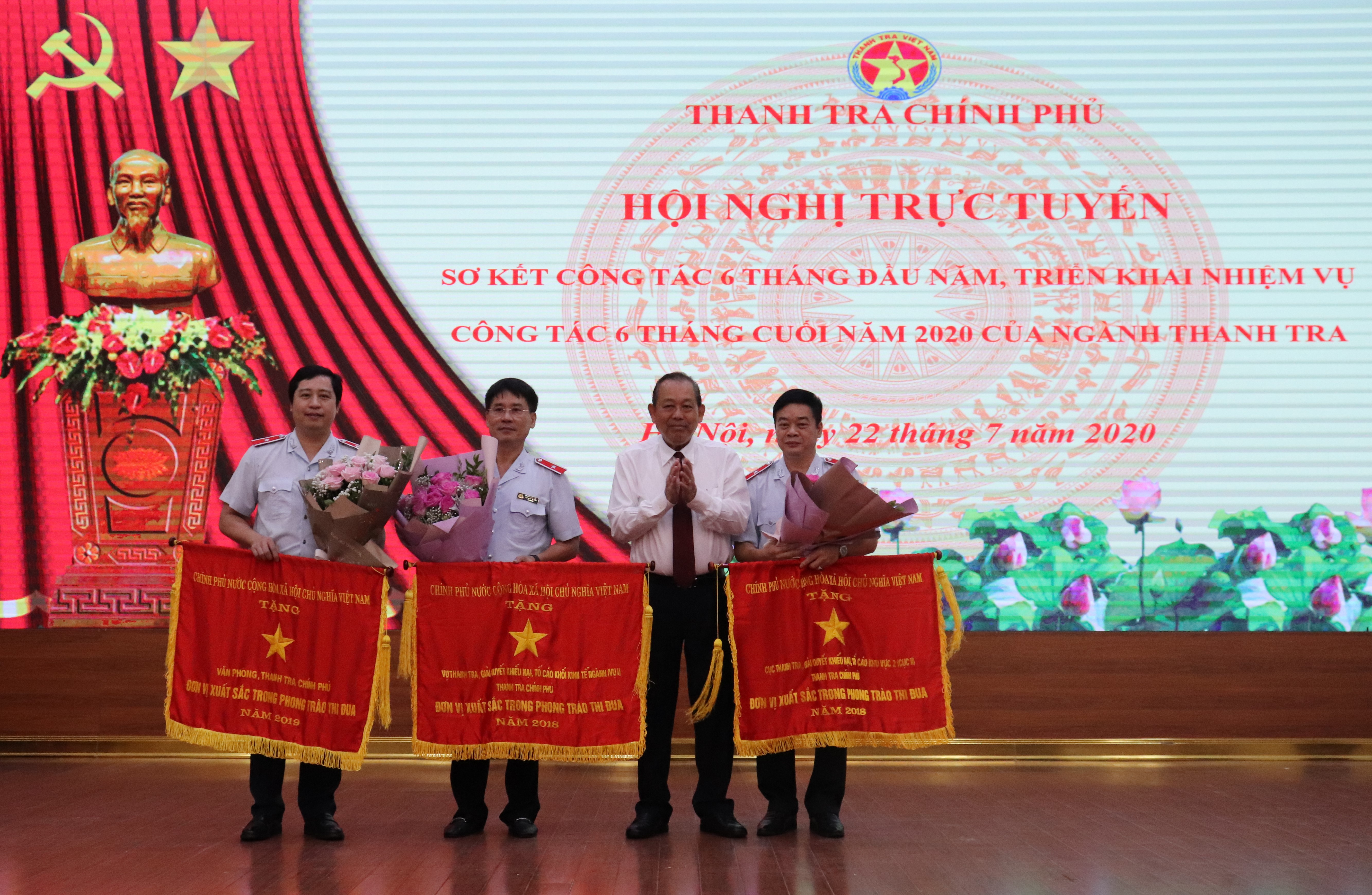 Phó Thủ tướng Thường trực Chính phủ Trương Hòa Bình tặng Cờ thi đua của Chính phủ cho 03 tập thể thuộc TTCP. (Ảnh: Minh Nguyệt)